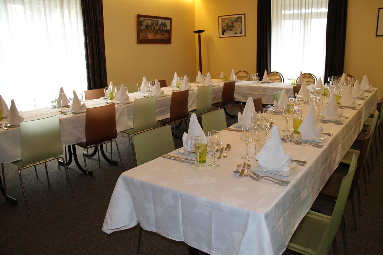 Logis Hotel Restaurant Le Grand Turc LʼOie Esterno foto