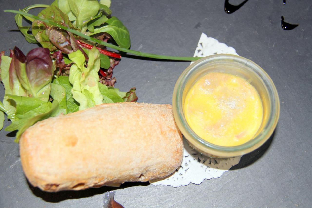 Logis Hotel Restaurant Le Grand Turc LʼOie Esterno foto